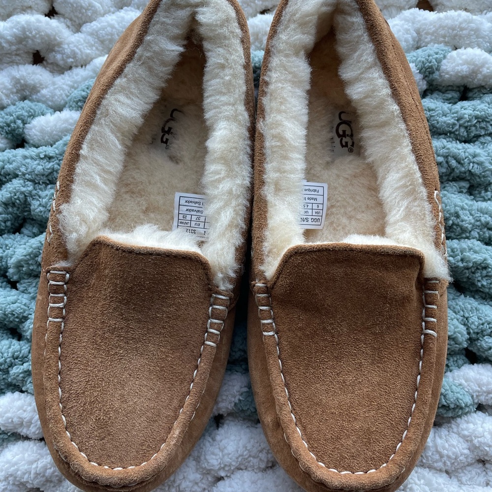 UGG Like New Ansley Loafer Slippers Size 6